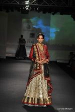 Model walk the ramp for Anju Modi show at PCJ Delhi Couture Week Day 3 on 10th Aug 2012 200 (80).JPG